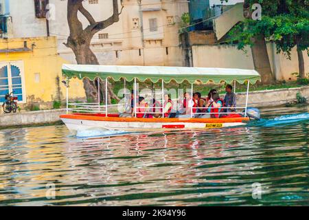 UDAIPUR, INDE - OCTOBRE 21: Les gens attendent le ferry de Pichola sur 21 octobre, 2012 à Udaipur, Inde. La promenade au coucher du soleil sur le ferry est un must à Udaipur Banque D'Images