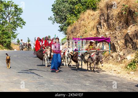 PUSHKAR, INDE - OCTOBRE 22: Les villageois se déplacent avec toutes leurs marchandises au prochain sol sur 22 octobre 2012 près de Pushkar, Rajasthan, Inde. L'anime Banque D'Images