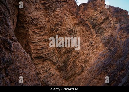 D'énormes roches fossiles et des montagnes créées naturellement par les Émirats arabes Unis Banque D'Images