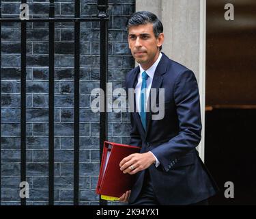Londres, Royaume-Uni. 26th octobre 2022. Rishi Sunak, député, Premier ministre britannique, quitte Downing Street pour assister aujourd'hui aux questions de son premier Premier ministre (QPM) au Parlement. Credit: Imagetraceur/Alamy Live News Banque D'Images