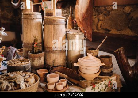 Vieux fûts en bois et plats sur la table dans le village. Vaisselle antique rustique Banque D'Images