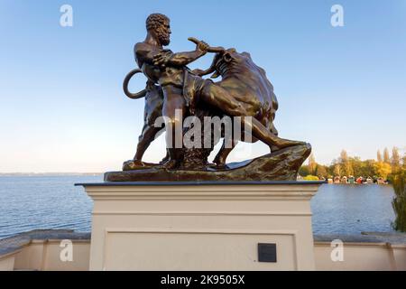 Heracles apprivoiser le taureau critique, sculpture devant le château de Schwerin Banque D'Images