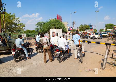 JAIPUR, INDE - OCTOBRE 23 : le train ferroviaire indien passe un passage à niveau sur 23 octobre 2012 à Jaipur, Inde. Indian Railways est l'un des chemins de fer du monde Banque D'Images