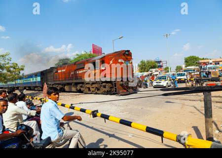 JAIPUR, INDE - OCTOBRE 23 : le train ferroviaire indien passe un passage à niveau sur 23 octobre 2012 à Jaipur, Inde. Indian Railways est l'un des chemins de fer du monde Banque D'Images