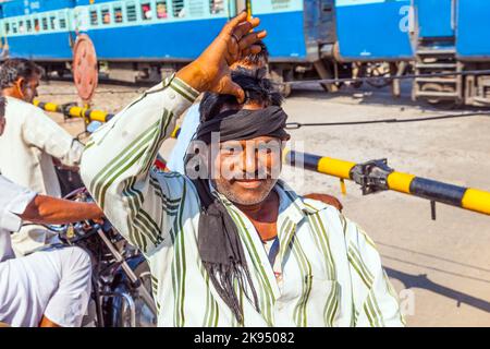 JAIPUR, INDE - OCTOBRE 23 : le train ferroviaire indien passe un passage à niveau sur 23 octobre 2012 à Jaipur, Inde. Indian Railways est l'un des chemins de fer du monde Banque D'Images