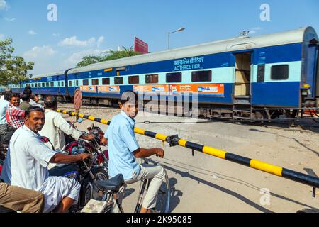 JAIPUR, INDE - OCTOBRE 23 : le train ferroviaire indien passe un passage à niveau sur 23 octobre 2012 à Jaipur, Inde. Indian Railways est l'un des chemins de fer du monde Banque D'Images