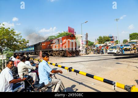 JAIPUR, INDE - OCTOBRE 23 : le train ferroviaire indien passe un passage à niveau sur 23 octobre 2012 à Jaipur, Inde. Indian Railways est l'un des chemins de fer du monde Banque D'Images