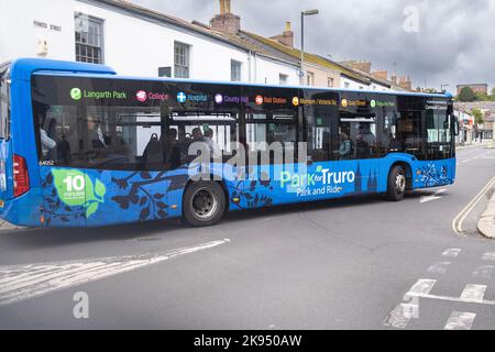 Un bus bleu Park and Ride sur une route dans le centre de Truro City dans Cornwall au Royaume-Uni. Banque D'Images