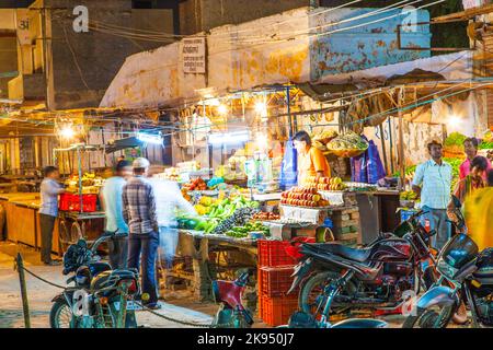 BIKANER, INDE - OCTOBRE 23 : vendeur sur le marché des légumes de nuit sur 23 octobre 2012 à Bikaner, Inde. Ils vendent des légumes frais des fermes dans Banque D'Images