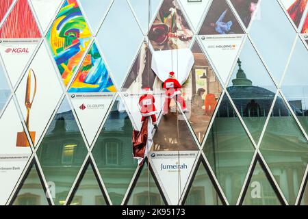 FRANCFORT, ALLEMAGNE - DEC 21 : deux robes grimpeurs tandis que le Père Noël monte sur la façade de Myzeil pour ouvrir une nouvelle fenêtre de noël le 23 décembre 2012 à Frankfu Banque D'Images