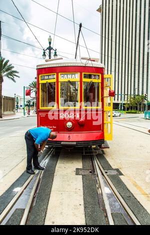 LA NOUVELLE-ORLÉANS, États-Unis - JUILLET 15 : l'opérateur travaille sur le tramway de Canal Street depuis l'extérieur sur 15 juillet 2013 à la Nouvelle-Orléans, États-Unis. Voiture Canal Street en premier Banque D'Images