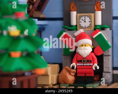 Tambov, Fédération de Russie - 25 octobre 2022 Une figurine Lego Santa Claus debout près d'une cheminée avec un sac de cadeaux. Gros plan. Banque D'Images