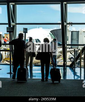 MIAMI, États-Unis - AOÛT 7 : aéroport international de Miami sur 7 août 2013 à Miami, États-Unis. Les gens attendent d'embarquer à l'intérieur du nouveau terminal pour l'international Banque D'Images