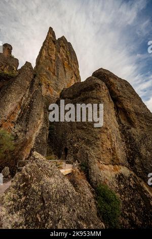 Le petit pont mène au tunnel dans le parc national des Pinnacles Banque D'Images