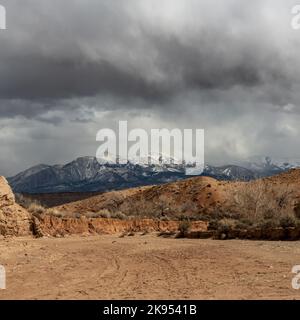 Snow Storm surplombe les montagnes Henry depuis Cottonwood Wash Banque D'Images