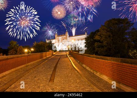 Nouvel an fêtez les feux d'artifice au-dessus du château royal de Lublin. Pologne, Europe Banque D'Images