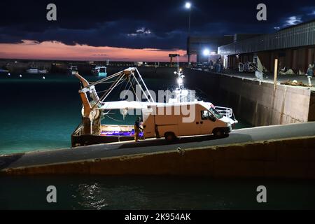 Prise chargée d'un bateau de pêche dans un minibus dans la soirée dans le port, en France, Bretagne, Erquy Banque D'Images