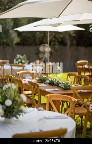Une photo verticale de chaises et de tables dans un restaurant à l'extérieur Banque D'Images