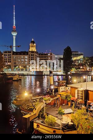 Port historique avec des navires de musée et tour de télévision au Maerkisches Ufer, Spree, dans la soirée, Allemagne, Berlin Banque D'Images