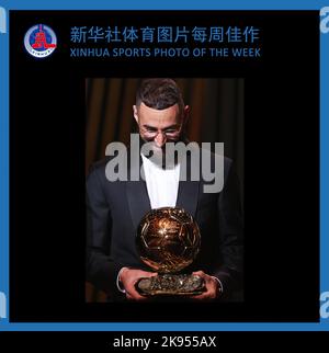 Pékin, France. 17th octobre 2022. PHOTO DE LA SEMAINE DU SPORT DE XINHUA (du 17 au 23 octobre 2022) TRANSMISE le 26 octobre 2022. Karim Benzema, l'avant-scène français du Real Madrid, réagit après avoir reçu le trophée ballon d'Or masculin lors de la cérémonie de remise du prix ballon d'Or France 2022 au Théâtre du Châtelet à Paris, en France, le 17 octobre 2022. Credit: Gao Jing/Xinhua/Alamy Live News Banque D'Images