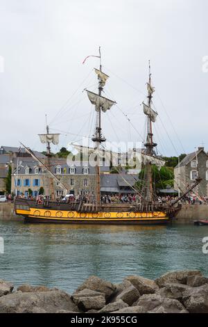 Frégate Shtandart dans le port de Dahouet, France, Bretagne, Pleneuf-Val-Andre Banque D'Images