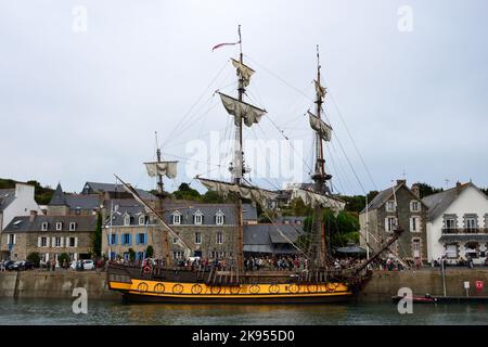 Frégate Shtandart dans le port de Dahouet, France, Bretagne, Pleneuf-Val-Andre Banque D'Images