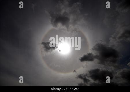 Phénomène de halo dans le ciel, France, Bretagne, Département des Côtes-d’Armor, Erquy Banque D'Images