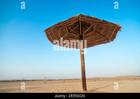 Sous la palapa avec le ciel bleu. Banque D'Images