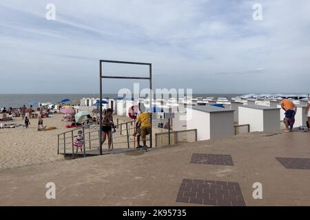 Cabanes de plage blanches sur la plage dans la petite ville belge de Knokke Banque D'Images