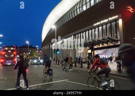 Londres, Royaume-Uni, 25 octobre 2022 : gare de London Bridge au crépuscule, avec bus, taxis, cyclistes et piétons. L'action industrielle entraînera la fermeture des stations les 5th, 7th et 9th novembre en raison d'un différend permanent sur les salaires et les conditions de travail. Anna Watson/Alay Live News Banque D'Images