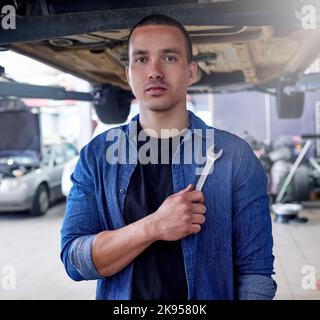 Homme, mécanicien et outil en ingénierie pour les réparations automobiles, le handyman ou l'entretien sur le lieu de travail. Portrait d'un employé mécanique professionnel pour véhicule Banque D'Images