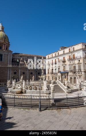 Italie, Sicile, Palerme. Statues blanches étincelantes (la fontaine de la honte) sur la Piazza Pretoria. Vue sur la place depuis Santa Caterina. Banque D'Images