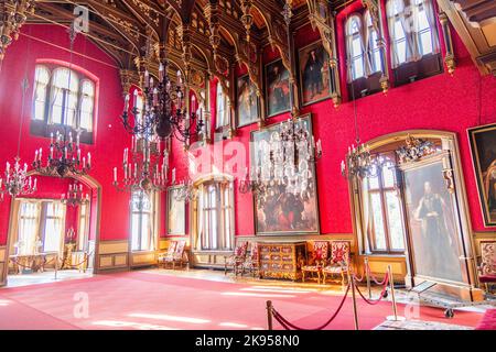 Une salle avec des meubles et des portraits à l'intérieur du château de Miramare près de Trieste, en Italie Banque D'Images