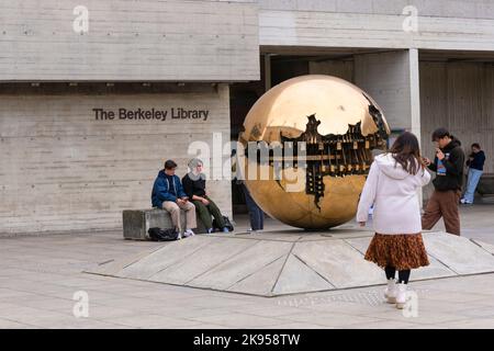 Irlande Eire Dublin Trinity College l'université Berkeley Library Sphere In Sphere par l'artiste italien Arnaldo Pomodoro en 1982/83 Banque D'Images