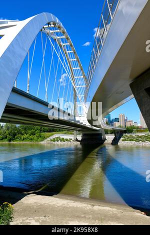 Un cliché vertical du magnifique pont Walterdale à Edmonton, en Alberta Banque D'Images