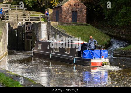 Une barge (bateau à rames, bateau à fond plat) entre dans l'écluse inférieure de cinq écluses à Bingley, dans le Yorkshire, sur le canal de Leeds Liverpool. Banque D'Images