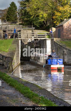 Une barge (bateau à rames, bateau à fond plat) entre dans l'écluse inférieure de cinq écluses à Bingley, dans le Yorkshire, sur le canal de Leeds Liverpool. Banque D'Images