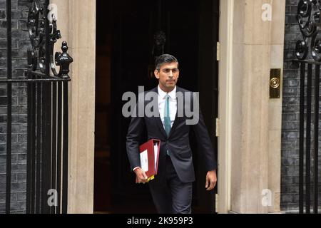 Londres, Royaume-Uni. 26th octobre 2022. Le PM RISHI SUNAK quitte Downing Street pour son premier Premier ministre questions. Credit: Thomas Krych/ Alamy Live News Banque D'Images