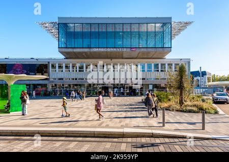 Vue de face de l'entrée nord de la gare SNCF de Nantes, France, conçue par l'architecte Rudy Ricciotti et achevée en 2020. Banque D'Images