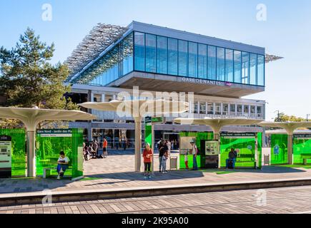 Les personnes qui attendent à l'arrêt de tramway devant l'entrée nord de la gare SNCF de Nantes, en France, conçu par l'architecte Rudy Ricciotti. Banque D'Images