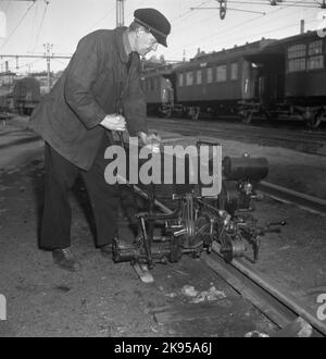 Perceuse américaine pour les connexions dans les joints de rail démontrée par le réparateur Stensson. Banque D'Images