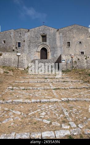 Italie, Sicile, ville de Caltabellotta. La cathédrale normande au sommet de la colline. Banque D'Images