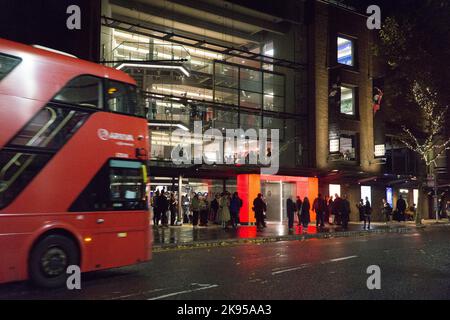 Londres, Royaume-Uni, 21 octobre 2022 : théâtre Sadlers Wells pour la danse et le ballet vu au crépuscule avec des lumières qui réfléchit sur la route et la chaussée humides. Anna Watson/ Banque D'Images