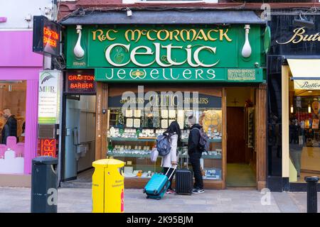 Irlande Eire Dublin Grafton Street R & C McCormack Celtic Jewelers est 1963 groupes de mariage celtiques Claddagh Rings Celtic Brooches Children of LIR Banque D'Images