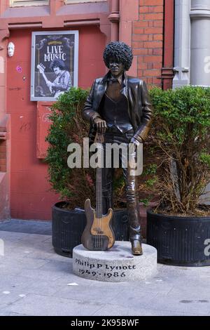 Irlande Eire Dublin Harry Street taille de la vie statue bronze Philip Parris Lynott Phil 1949-1986 Rock Band Thin Lizzie l'auteur-compositeur irlandais bassiste Banque D'Images