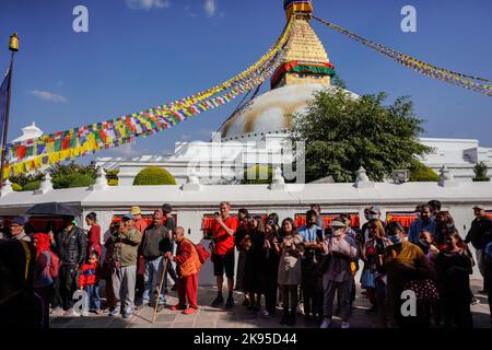 Katmandou, Népal. 26th octobre 2022. Une grande foule de personnes regardent les personnes handicapées dansant et chantant à la chanson Deusi Bhailo, chanté pour la bonne chance, la joie, Et le bonheur parmi les gens pendant le festival Tihar, connu sous le nom de Diwali, le festival des lumières à Boudhanath Stupa, un site du patrimoine mondial de l'UNESCO à Katmandou. Une équipe de treize personnes à ablation différente a initié les 3 jours de l'événement musical Deusi Bhailo pour la conscience sociale et la signification du grand festival hindou dans la société avec des souhaits à tous les népalais du monde entier. Banque D'Images