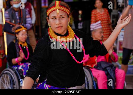 Les personnes handicapées dansent et chantent à la chanson Deusi Bhailo, chantent pour la chance, la joie et le bonheur parmi les gens pendant le festival Tihar, connu sous le nom de Diwali, le festival des lumières de Boudhanath Stupa, un site du patrimoine mondial de l'UNESCO à Katmandou. Une équipe de treize personnes à ablation différente a initié les 3 jours de l'événement musical Deusi Bhailo pour la conscience sociale et la signification du grand festival hindou dans la société avec des souhaits à tous les népalais du monde entier. (Photo de Skanda Gautam/SOPA Images/Sipa USA) Banque D'Images