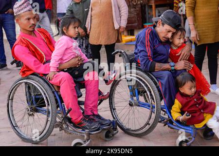 Les personnes handicapées et handicapées s'assoient avec des enfants dont les mères sont bénévoles pendant qu'elles dansent et chantent la chanson de Deusi Bhailo, chantées pour la bonne chance, la joie, Et le bonheur parmi les gens pendant le festival Tihar, connu sous le nom de Diwali, le festival des lumières à Boudhanath Stupa, un site du patrimoine mondial de l'UNESCO à Katmandou. Une équipe de treize personnes à ablation différente a initié les 3 jours de l'événement musical Deusi Bhailo pour la conscience sociale et la signification du grand festival hindou dans la société avec des souhaits à tous les népalais du monde entier. (Photo de Skanda Gautam/SOPA Images/Sipa USA) Banque D'Images