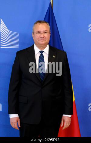 Bruxelles, Belgique. 26th octobre 2022. Le président de la Commission européenne, Ursula von der Leyen, salue le Premier ministre roumain, Nicolae Ciuca, au siège de l'UE à Bruxelles, Belgique, le 26 octobre 2022. Crédit: ALEXANDROS MICHAILIDIS/Alamy Live News Banque D'Images