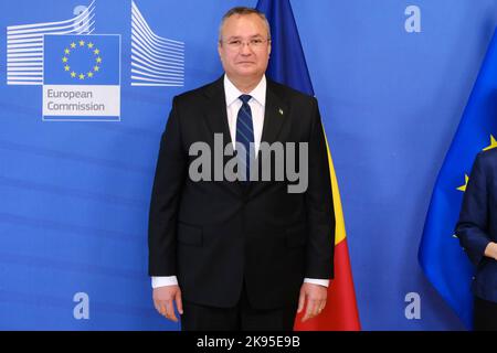 Bruxelles, Belgique. 26th octobre 2022. Le président de la Commission européenne, Ursula von der Leyen, salue le Premier ministre roumain, Nicolae Ciuca, au siège de l'UE à Bruxelles, Belgique, le 26 octobre 2022. Crédit: ALEXANDROS MICHAILIDIS/Alamy Live News Banque D'Images